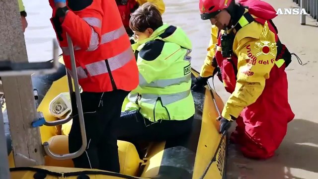 Maltempo in Toscana, le operazioni dei vigili del fuoco a Campi Bisenzio e Montemurlo
