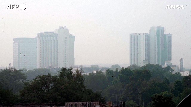 Notte di fuochi d'artificio per Diwali e lo smog risale a Delhi