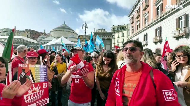 Napoli, lavoratori di Cgil e Uil manifestano in piazza Plebiscito per lo sciopero
