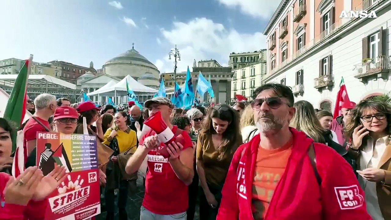 Napoli, lavoratori di Cgil e Uil manifestano in piazza Plebiscito per lo sciopero