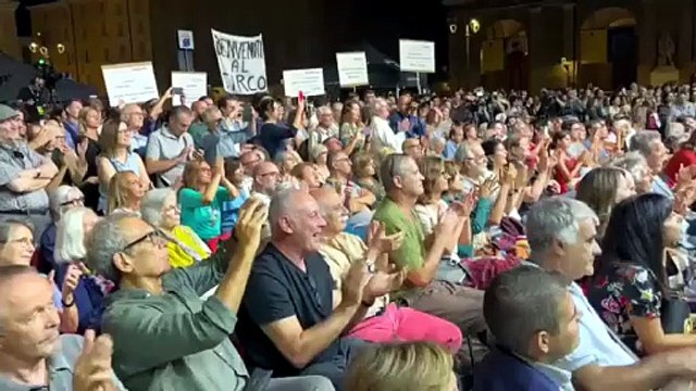 Applausi all'arrivo della Schlein in Piazza Garibaldi. La segretaria del Pd: Migranti, bisogna stracciare le regole di Dublino