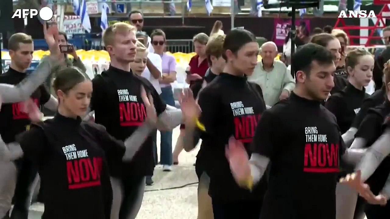 Israele, ballerini si esibiscono in piazza a Tel Aviv per il rilascio degli ostaggi