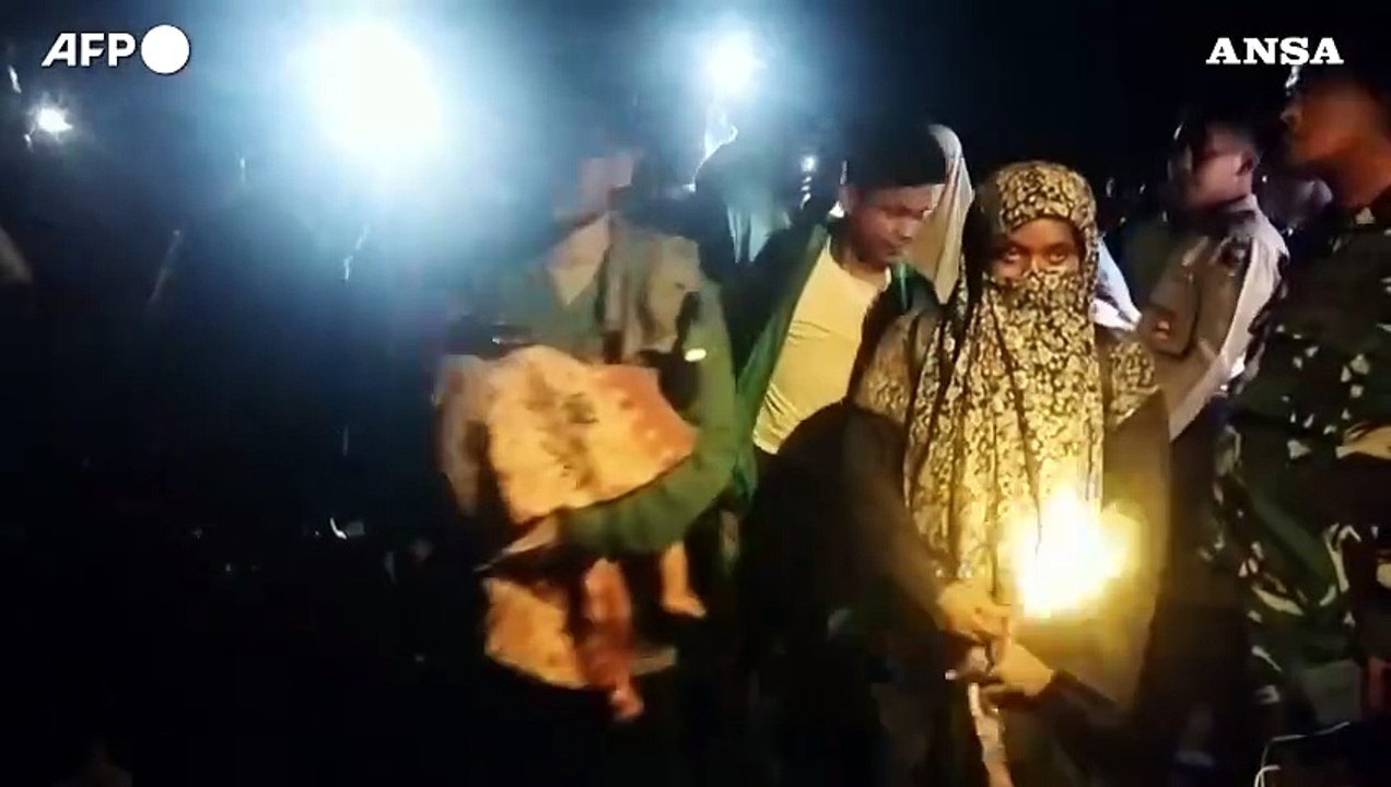 Rifugiati Rohingya approdano sulle coste occidentali in Indonesia