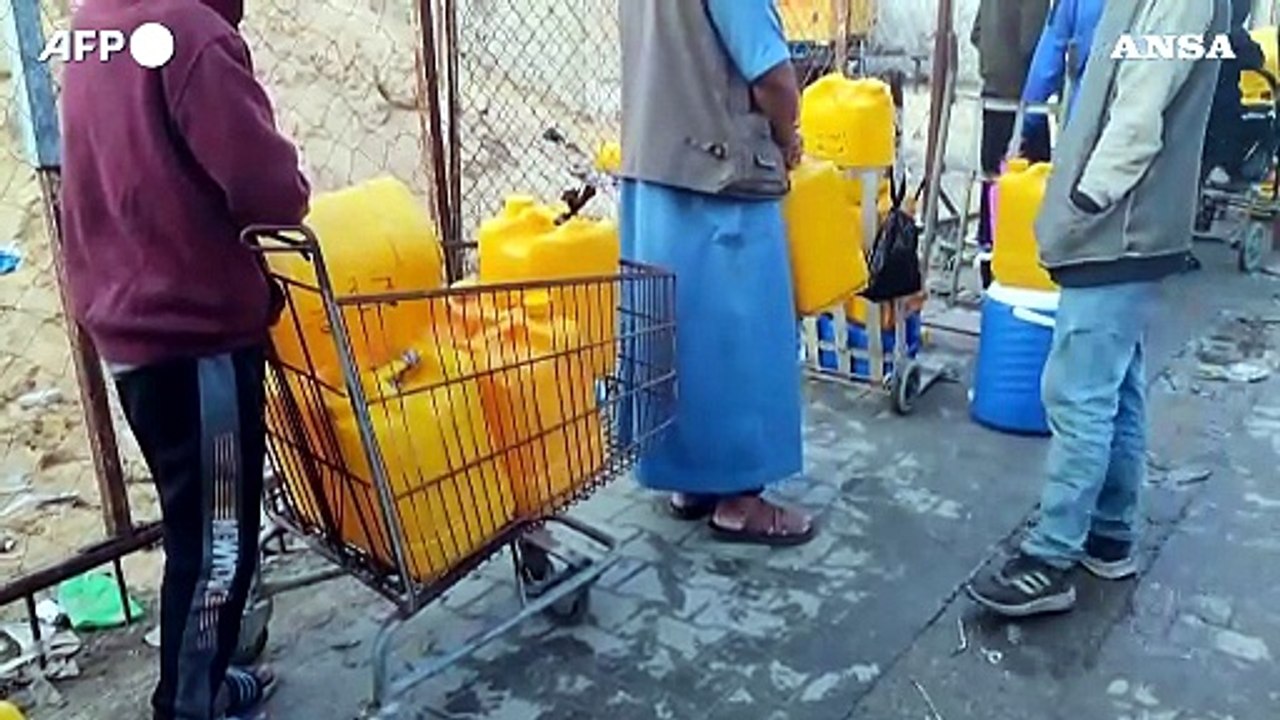 Gaza City, in coda per procurarsi dell'acqua potabile