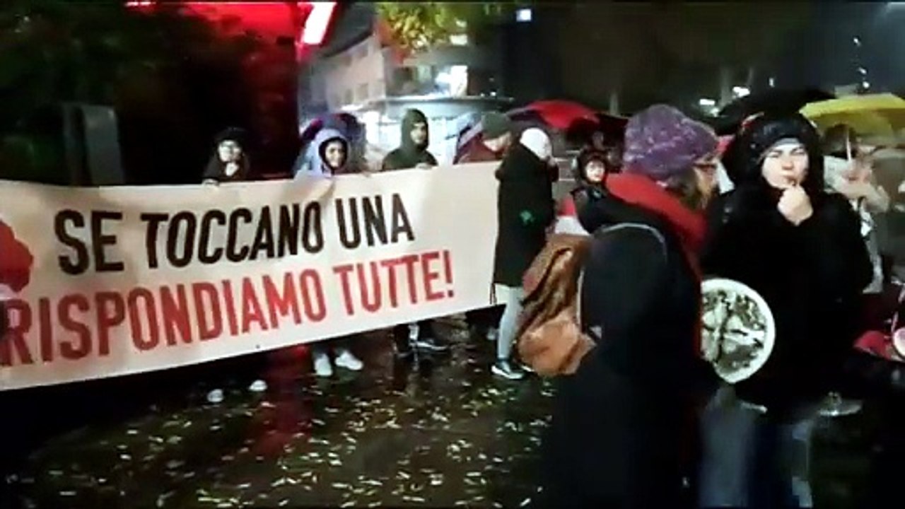 Salsomaggiore,  manifestazione "rumorosa" in piazza Berzieri contro la violenza di genere dopo l'omicidio di Meena