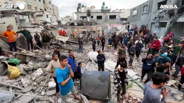 Gaza, soccorritori cercano vittime intrappolate sotto le macerie a Rafah