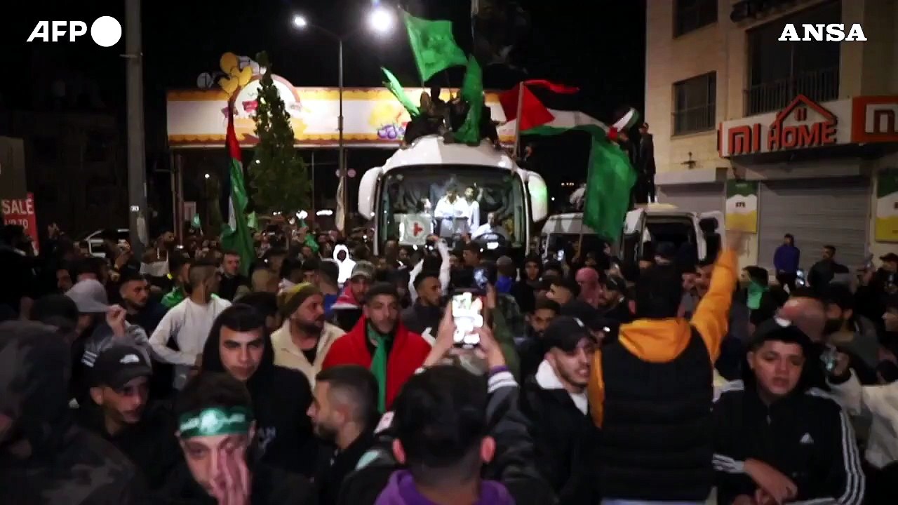 I palestinesi rilasciati da Israele arrivano in Cisgiordania