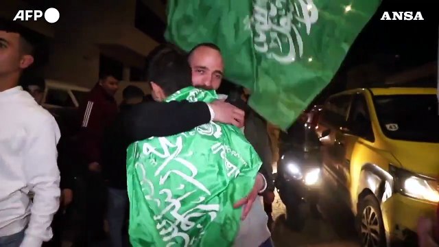 Detenuti palestinesi rilasciati da Israele vengono accolti in Cisgiordania