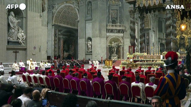 Papa Francesco nella basilica di San Pietro per i vespri e il Te Deum
