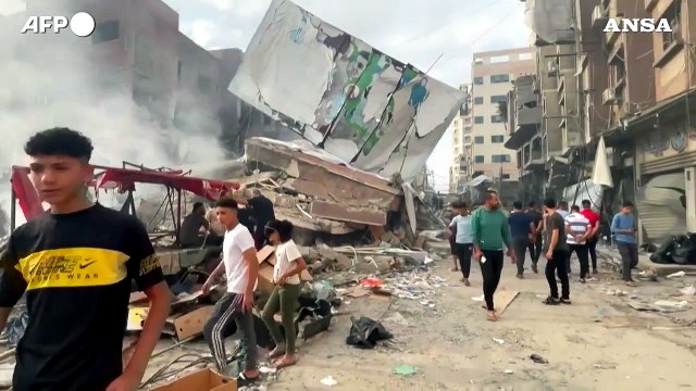 Israele: attacchi su Gaza, abitanti rimuovono le macerie degli edifici crollati