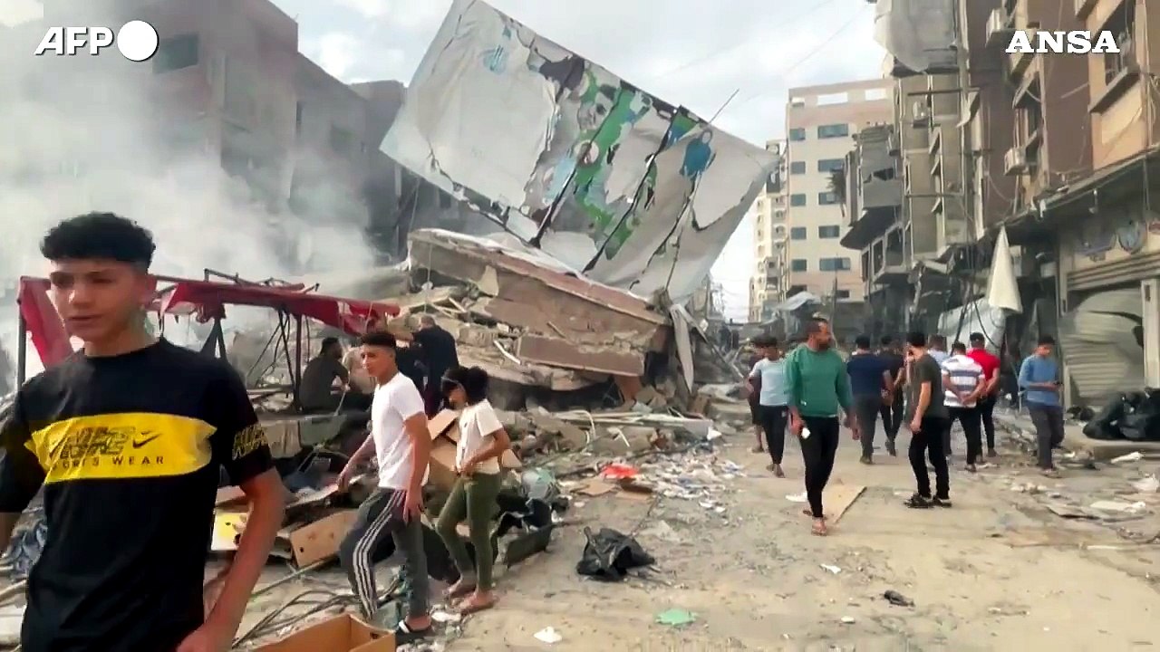 Israele: attacchi su Gaza, abitanti rimuovono le macerie degli edifici crollati