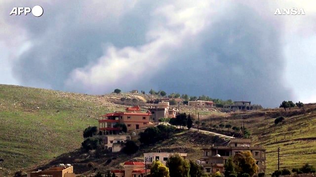 Israele colpisce il sud del Libano: nuvola di fumo nel villaggio di Aitaroun