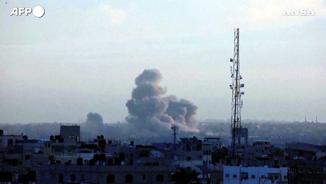 Striscia di Gaza, colonne di fumo dopo i raid su Khan Yunis