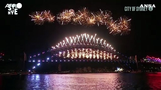 Capodanno, lo spettacolo dei fuochi d'artificio su Sydney