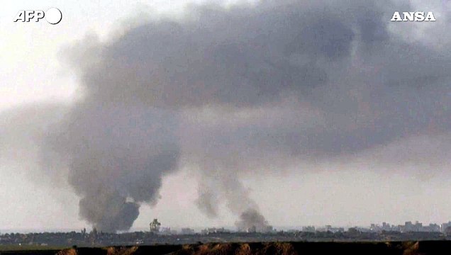 Gaza, enorme colonna di fumo si alza in cielo dopo bombardamento
