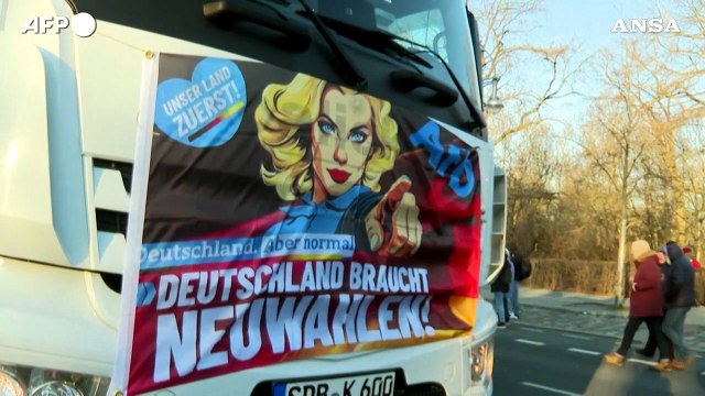 Berlino, proteste agricoltori: 560 trattori davanti alla porta di Brandeburgo