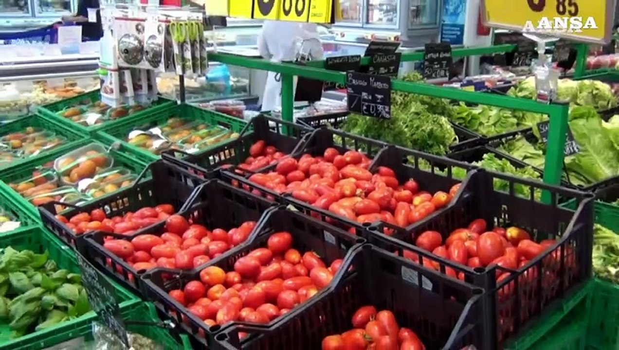 Carovita, italiani comprano meno ma spendono di piu'