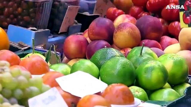 Sale la spesa per il cenone, pesa anche il caro-vongole