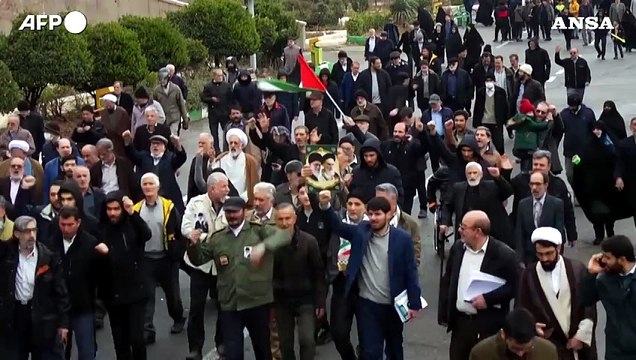 Iran, proteste a Teheran contro Usa e Regno Unito per gli attacchi in Yemen