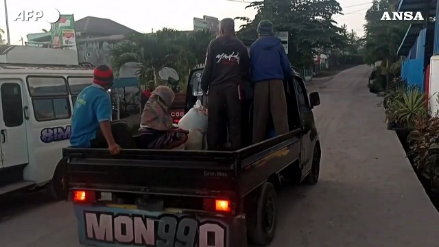 Erutta un vulcano in Indonesia, migliaia di persone evacuate