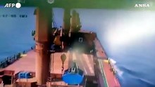Cargo greco colpito da un missile al largo dello Yemen