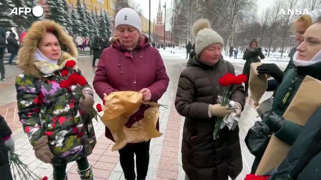 Russia, protesta simbolica delle mogli dei soldati al fronte al Cremlino