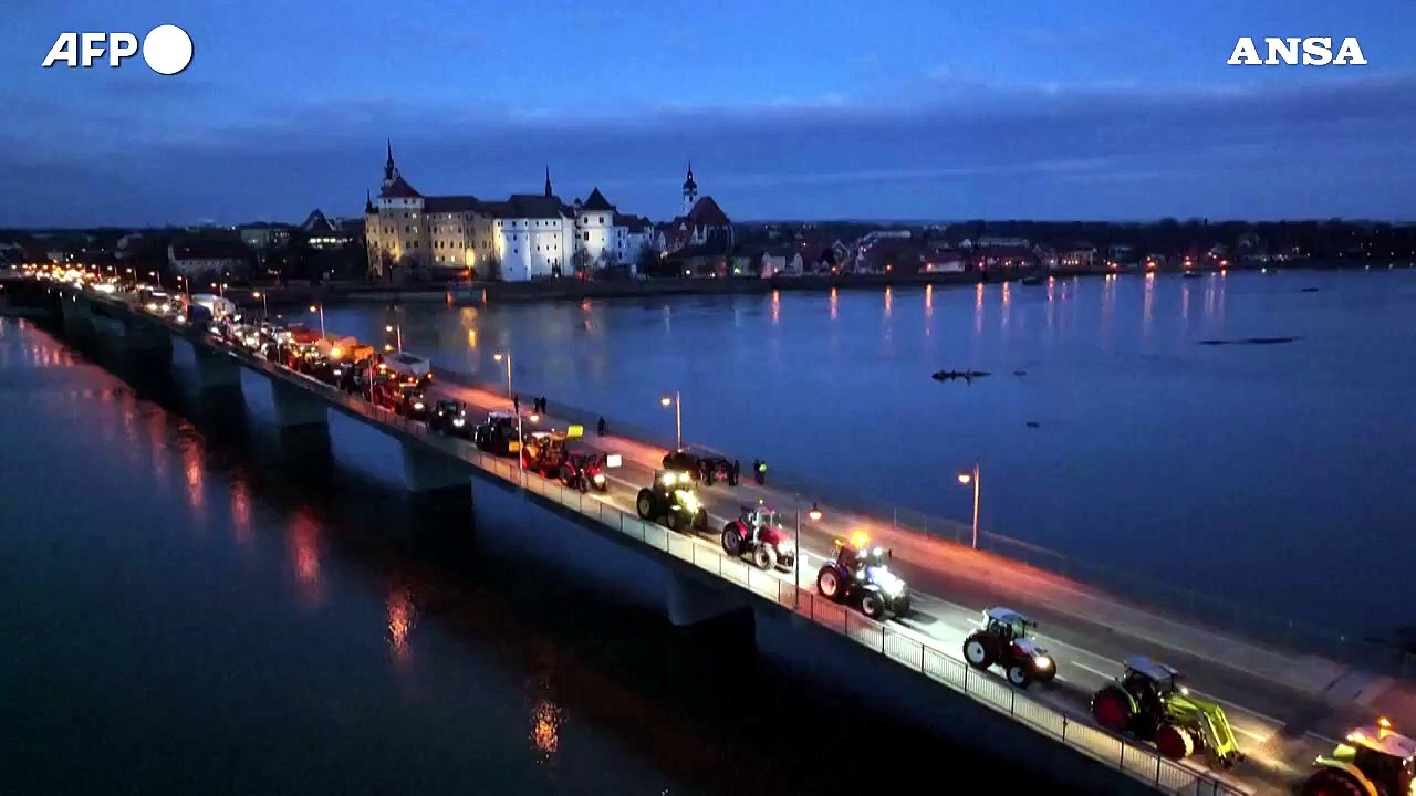 Germania, proteste degli agricoltori: fila di trattori blocca un ponte a Torgau