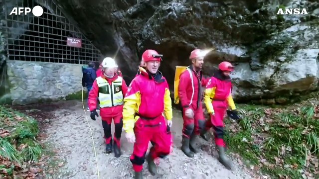 Slovenia, salvati i cinque intrappolati nella grotta