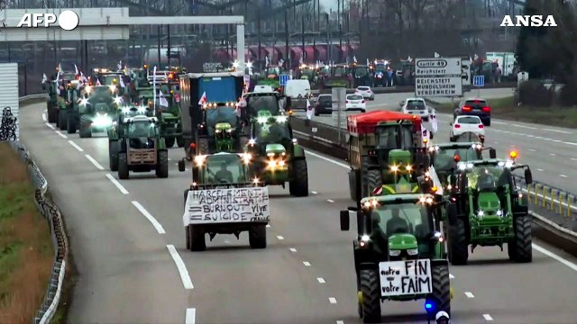 Protesta agricoltori in Francia, trattori sull'autostrada A4