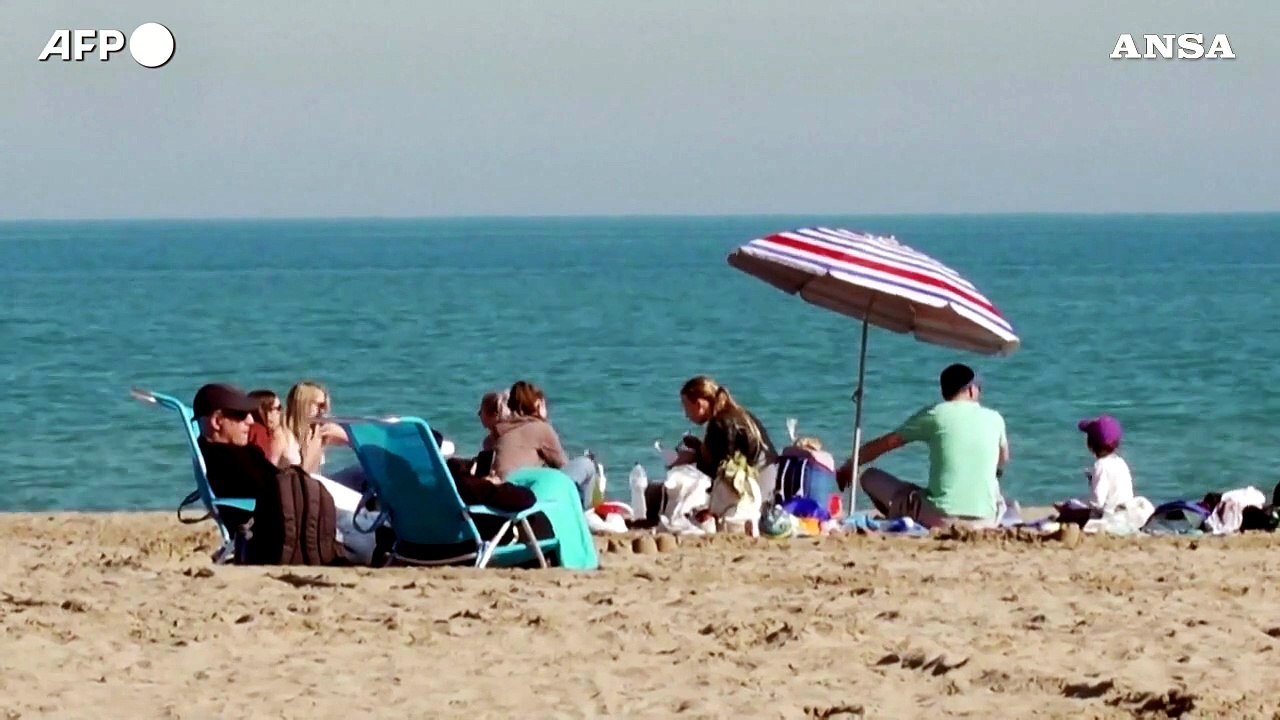Caldo anomalo in Spagna, a Valencia c'e' chi va in spiaggia