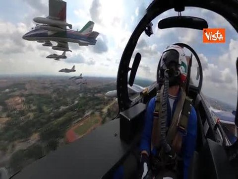 Frecce Tricolori sorvolano Roma per la Festa della Repubblica, il video dalla cabina di pilotaggio