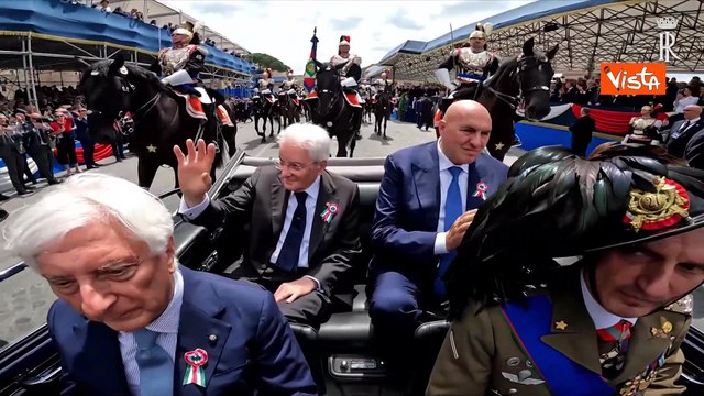 Mattarella sale a bordo della Lancia Flaminia e va via dai Fori Imperiali al termine Parata 2 giugno
