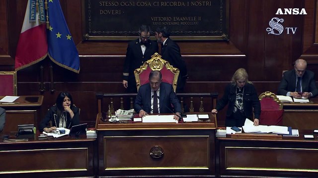 La Russa: Un abbraccio a Liliana Segre . Senatori in piedi applaudono