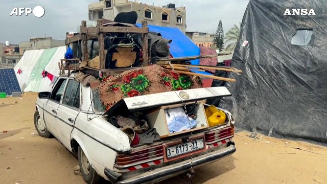 Gaza, palestinesi fuggono da Rafah