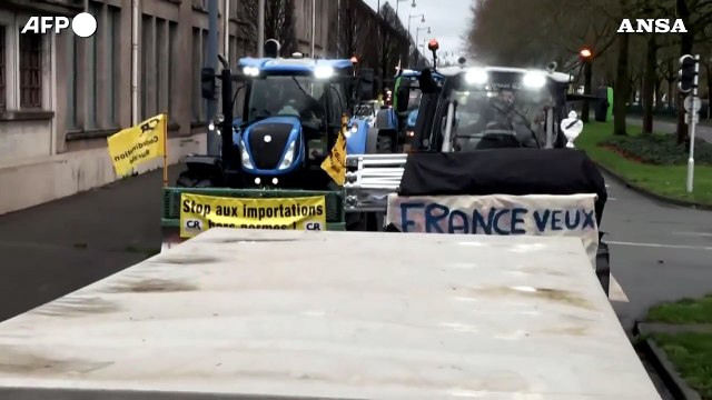 Francia, nel nord del Paese gli agricoltori continuano loro protesta
