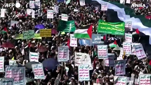Yemen, migliaia di sostenitori dei ribelli Houthi manifestano a Sanaa