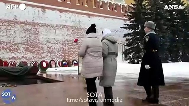 Mosca, le mogli dei soldati in Ucraina depongono fiori sulla tomba del Milite Ignoto