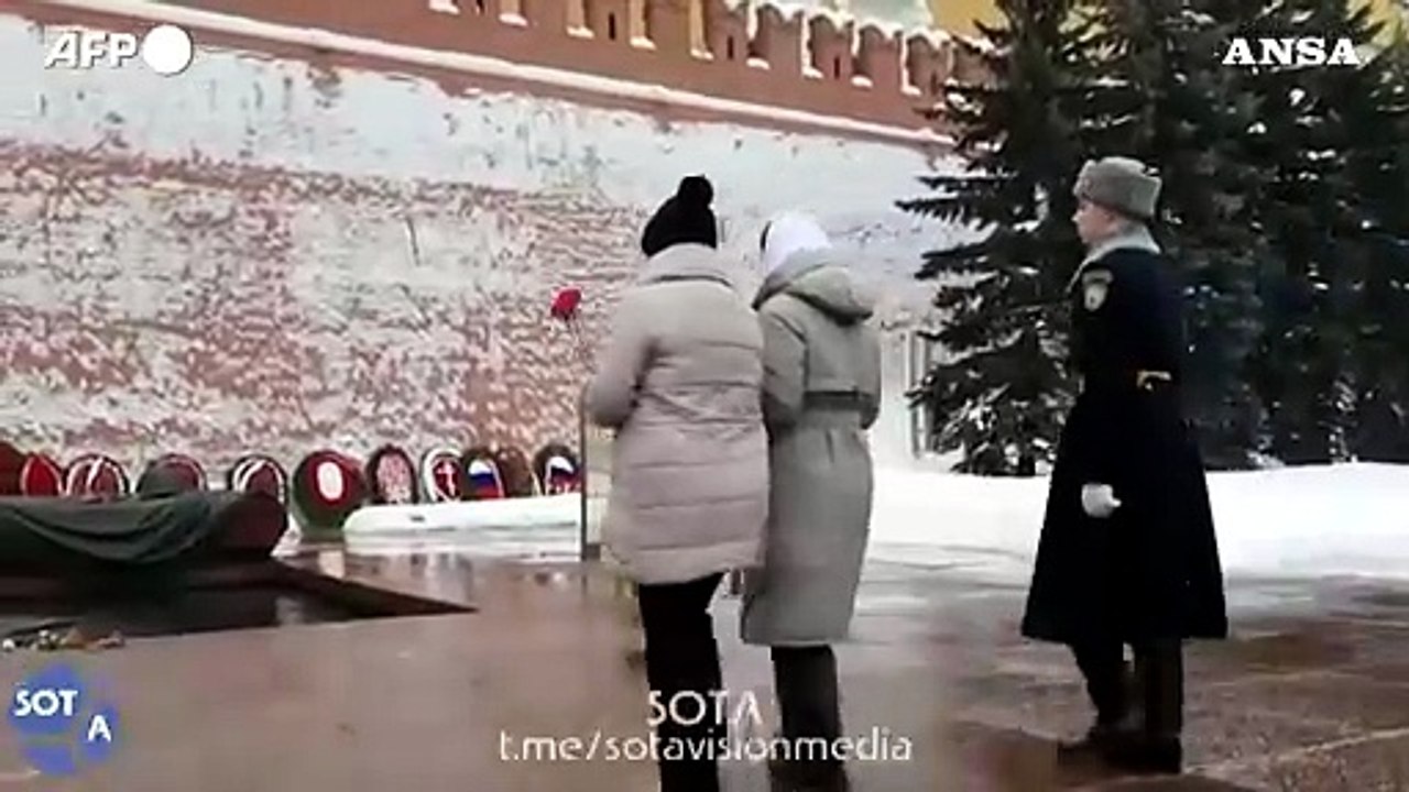 Mosca, le mogli dei soldati in Ucraina depongono fiori sulla tomba del Milite Ignoto