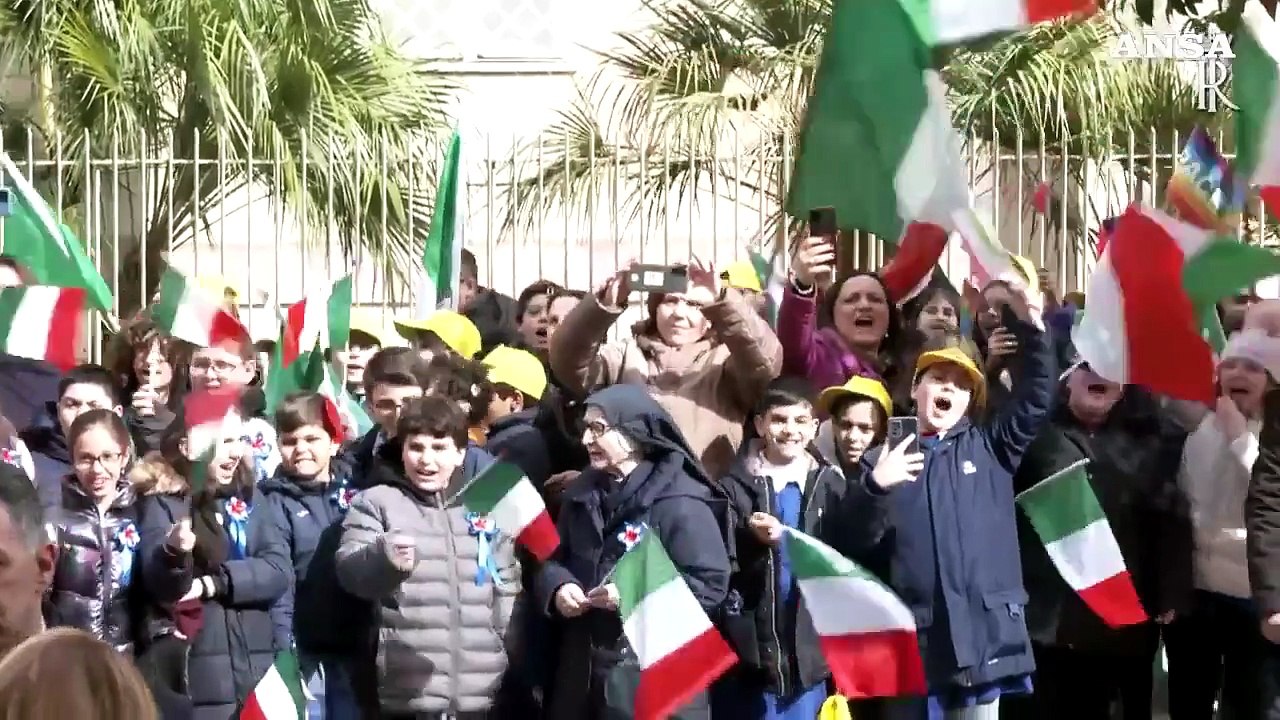 Mattarella a Caserta saluta i bimbi che cantano l'inno nazionale