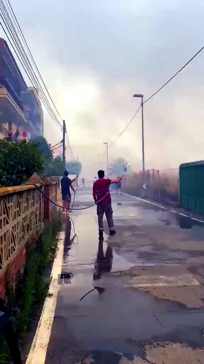 Los vecinos de Los Garres se afanan por impedir que las llamas alcancen sus hogares.