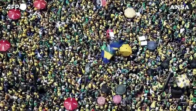 Bagno di folla per Bolsonaro, sono un perseguitato