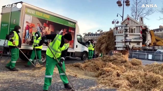 Parigi, gli agricoltori francesi protestano all'Arco di Trionfo
