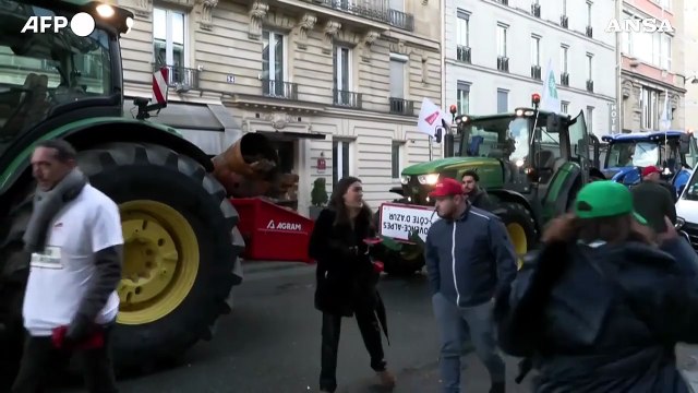 Parigi, i trattori sfilano alla vigilia del Salone dell'Agricoltura