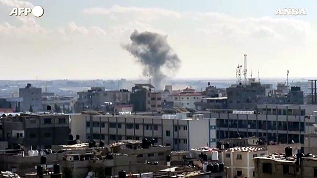 Gaza, nuvola di fumo su Rafah dopo l'attacco israeliano