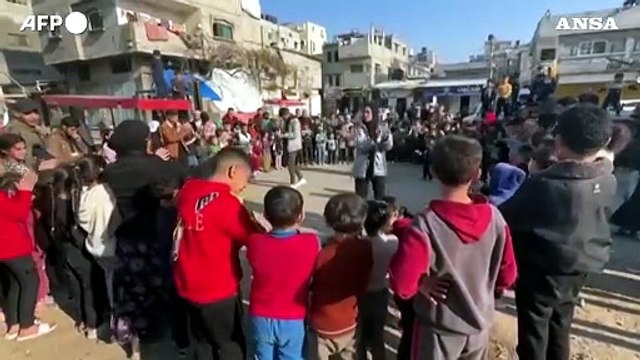 Rafah, volontari regalano un sorriso ai bambini palestinesi sfollati