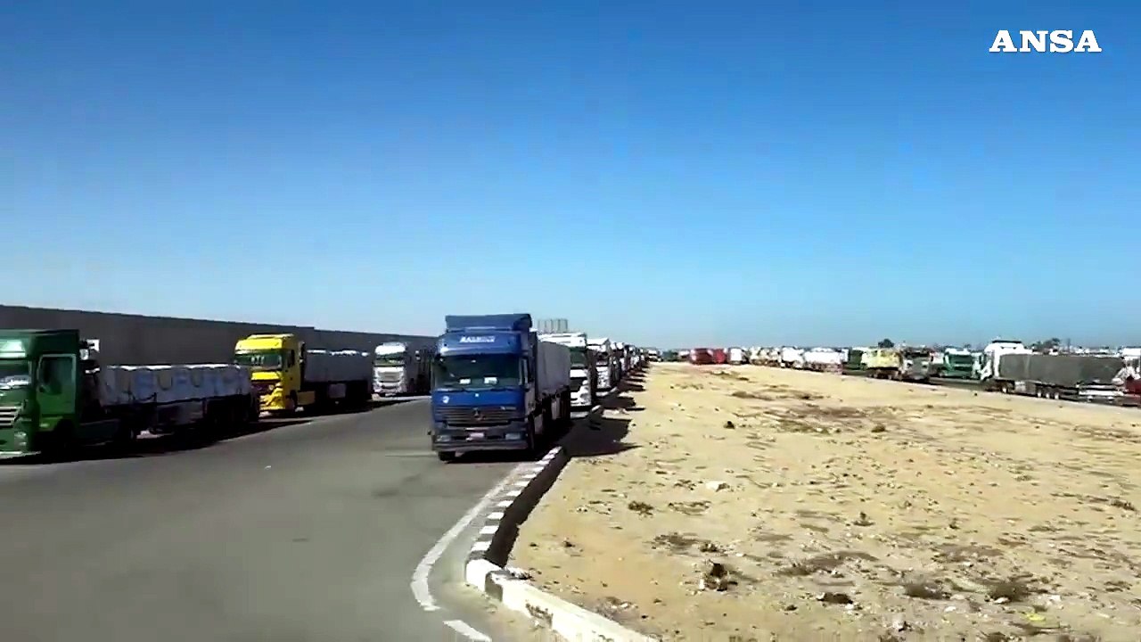 Gaza: interminabile la fila di camion con gli aiuti bloccati al valico di Rafah