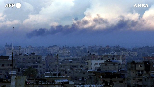 Gaza, il fumo si alza sopra la citta' di Khan Yunis