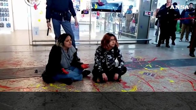 Roma, blitz alla stazione Termini delle femministe di Bruciamo tutto