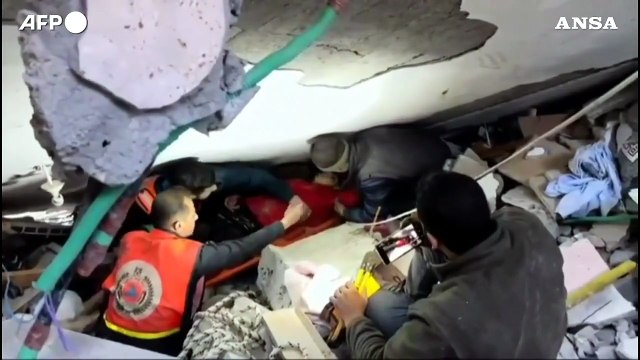 Gaza, soccorritori estraggono persone vive da edifici distrutti