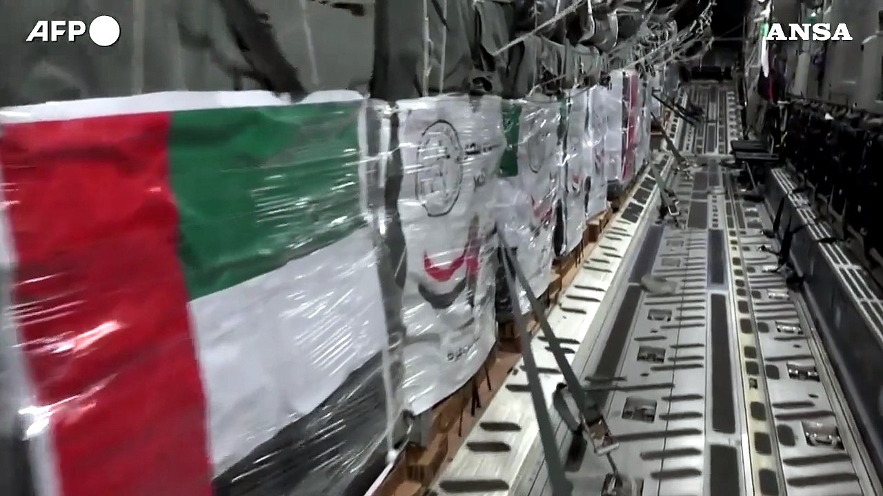 Gaza, pacchi di aiuti umanitari lanciati sulla Striscia da Emirati Arabi ed Egitto